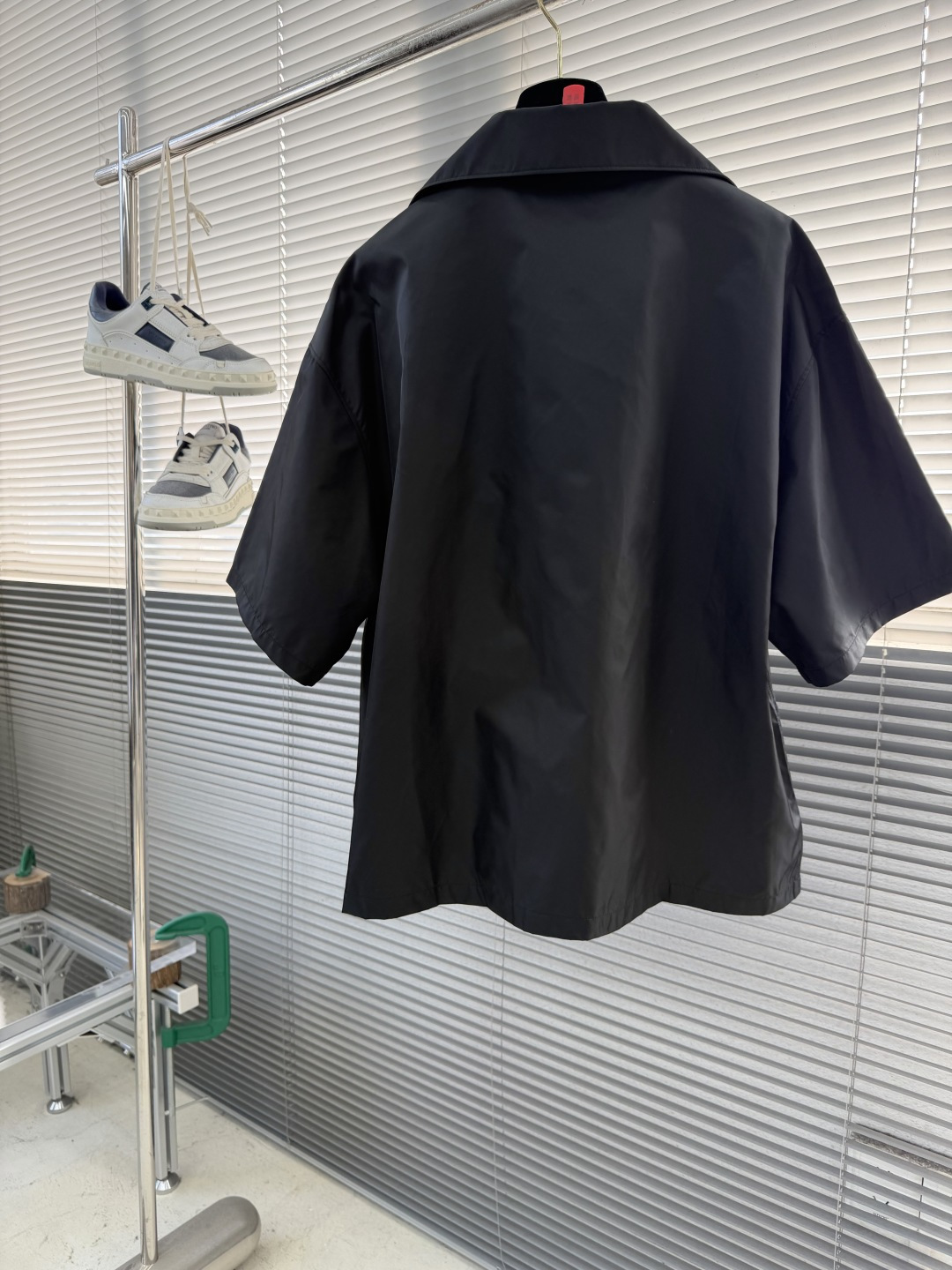 -PRAD 三角标短袖衬衫定制再生尼龙纱线面料 光滑细腻 舒适贴肤 一抹简约白 纯净如初 优雅自现 标志