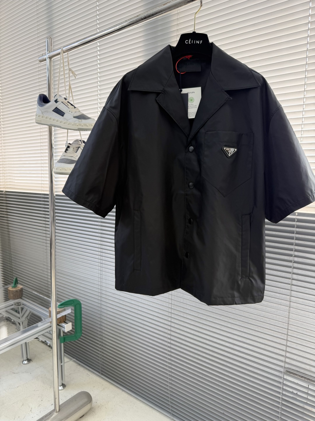 -PRAD 三角标短袖衬衫定制再生尼龙纱线面料 光滑细腻 舒适贴肤 一抹简约白 纯净如初 优雅自现 标志