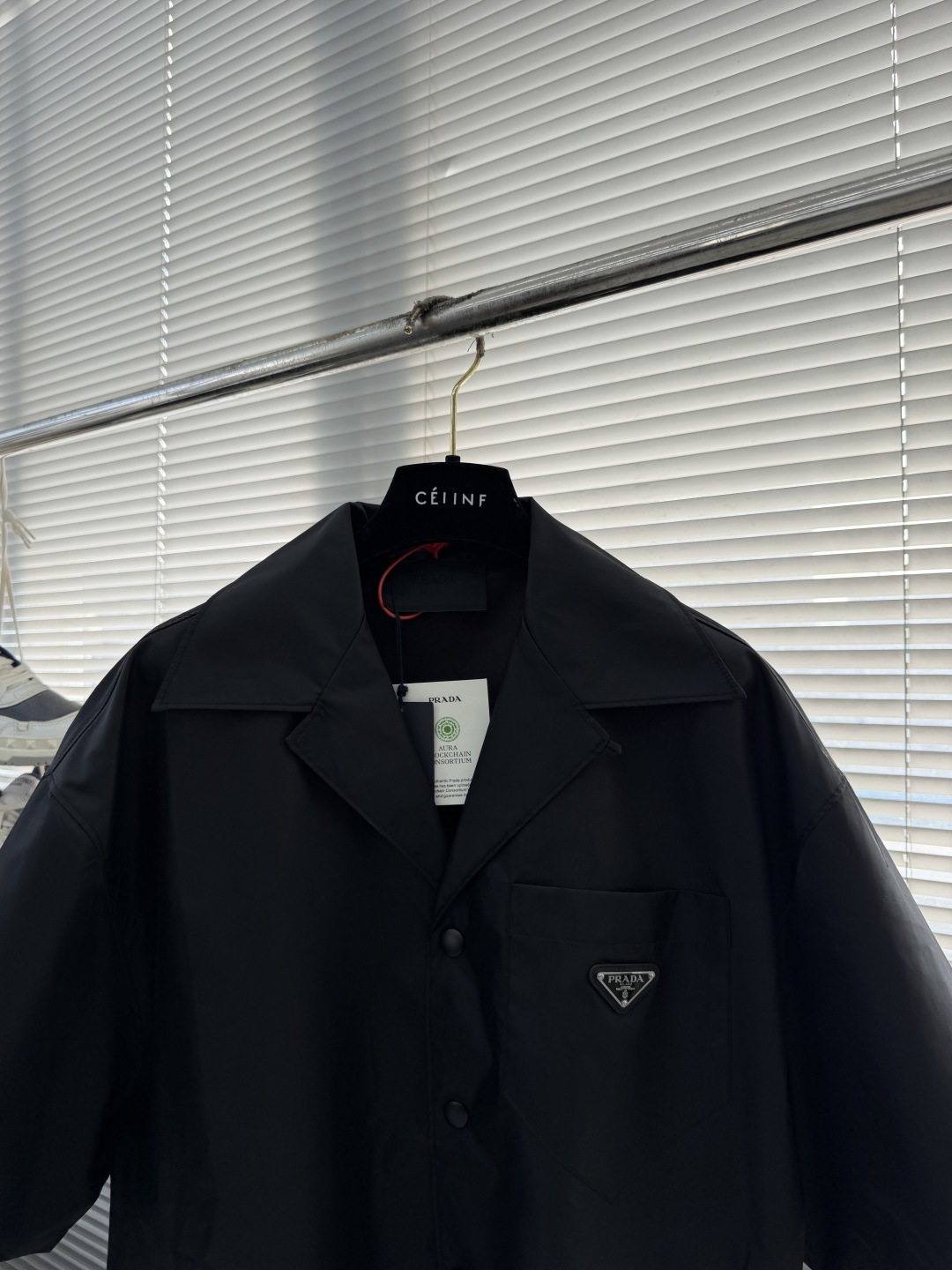 -PRAD 三角标短袖衬衫定制再生尼龙纱线面料 光滑细腻 舒适贴肤 一抹简约白 纯净如初 优雅自现 标志