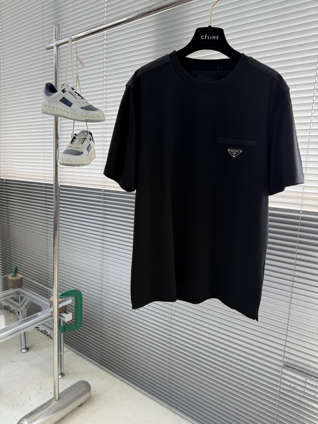 NO:743341,- The highest version of the girl on the market who inspects the goods, trims the three marks on the threads, and delivers the goods. You can post pictures and take videos. If you want quality and service, add me on WeChat. We will not accept urgent orders.  This basic T-shirt adheres to the brand's low-key and simple concept, with a classic needle-woven splicing design. The chest pocket is made of spliced nylon woven fabric. The short sleeves are made of cotton-covered silk fabric. This fabric is skin-friendly and breathable, with smooth and cool inner silk.  The breathable silk inner layer conducts heat quickly, making the upper body cool in summer and not easy to get stuffy when sweating. The fabric surface is fine and tight, not easy to pilling, and the shape is crisp and not collapsed. The chest pocket is decorated with a classic triangular logo sewn in the same color, and the high-density rib collar is washable and prevents loosening. There is nothing picky about it. It is a classic style that you can wear every day without being deliberate!  Size 48 50 52 54 56 (M-3XL), Prada-clothing, prada, prada, T-shirt, tees, t-shirt,19860909市面最高版本小妹验货、修剪线头上三标、发货可发图及拍视频,要品质要服务的加我微信,不接急单. -市面最高版本小妹验货、修剪线头上三标、发货可发图及拍视频,要品质要服务的加我微信,不接急单.PRAD 26春夏新品液氨T恤 这款基础款T恤秉承品牌低调简约的理念,经典的针梭织拼接设计,胸袋采用拼接尼龙梭织面料.短袖采用棉盖丝面料,这款面料亲肤透气、内丝顺滑凉感,质感细腻显高级,上身轻透不闷汗.触感双优柔软亲肤、无摩擦感,穿脱不粘身凉感透气丝质内层导热快,夏季上身自带凉感,出汗不易闷湿.织面细腻紧实,不易起球,版型挺括不垮塌.胸前口袋是缝制经典的顺色三角标装饰,高密度罗纹领口,耐洗防松懈.没有任何挑剔的地方.是那种不用刻意,任然每天穿的经典款式！ 码数48 50 52 54 56（M-3XL）,普拉达-服装,prada,prada,T-shirt,tees，t-shirt,,Women's clothing