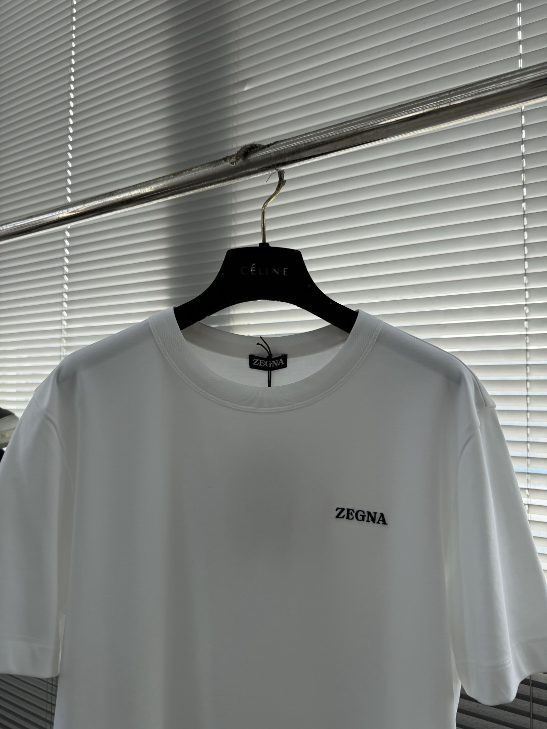 -Z ZEGN 26春夏新品T恤 这款基础款T恤秉承品牌低调简约的理念，经典的后品牌印花顺色龟背拼接设计