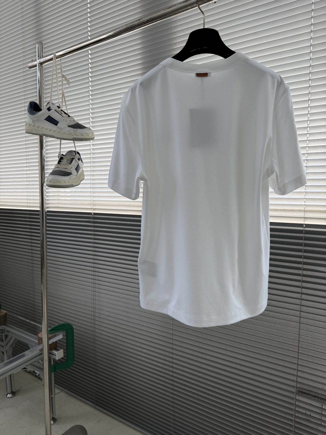 -Z ZEGN 26春夏新品T恤 这款基础款T恤秉承品牌低调简约的理念，经典的后品牌印花顺色龟背拼接设计