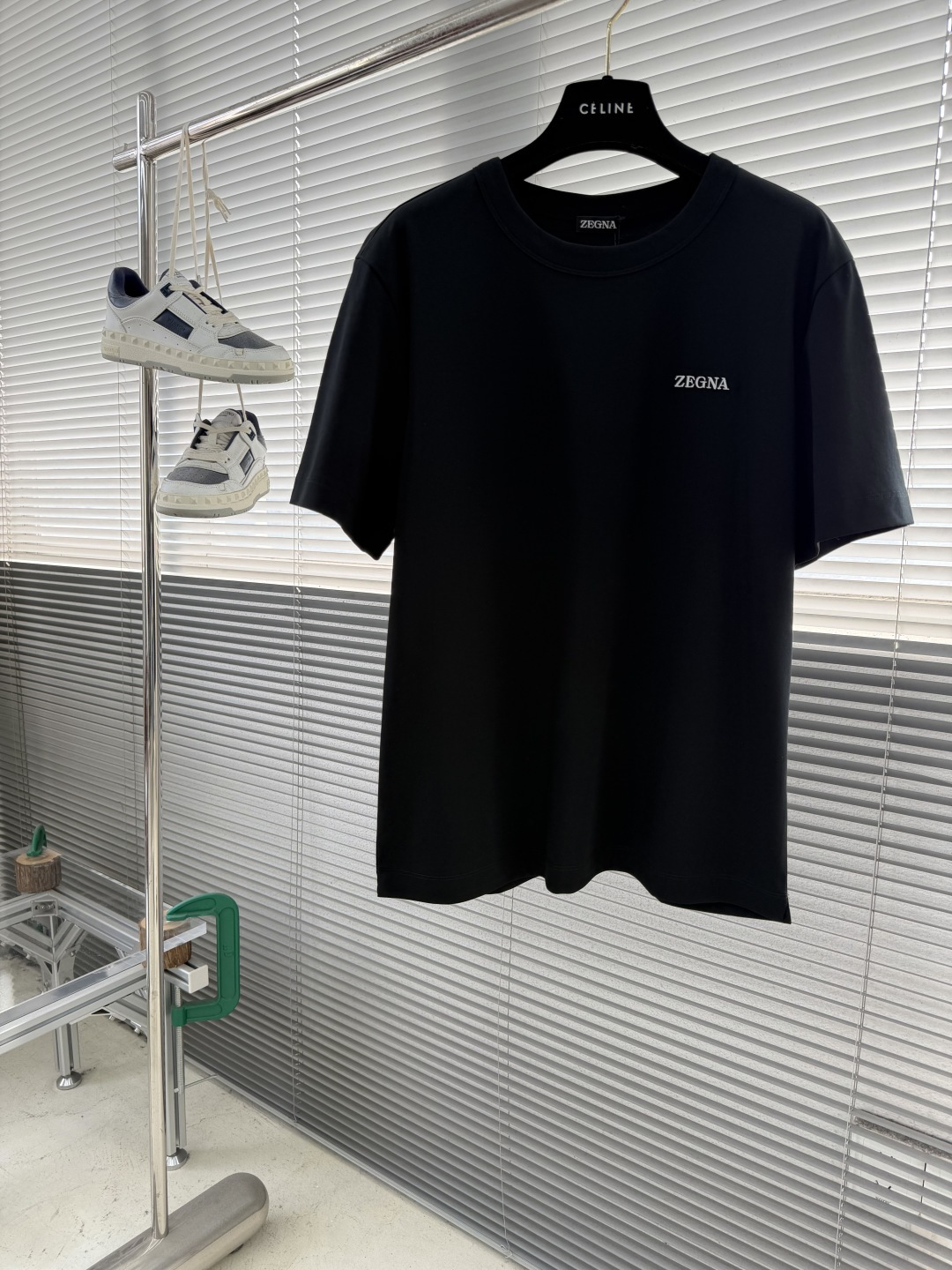 -Z ZEGN 26春夏新品T恤 这款基础款T恤秉承品牌低调简约的理念，经典的后品牌印花顺色龟背拼接设计