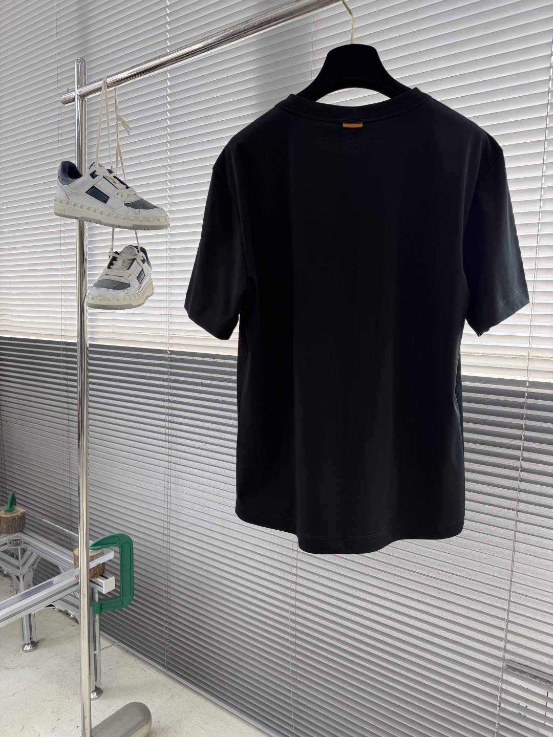 -Z ZEGN 26春夏新品T恤 这款基础款T恤秉承品牌低调简约的理念，经典的后品牌印花顺色龟背拼接设计