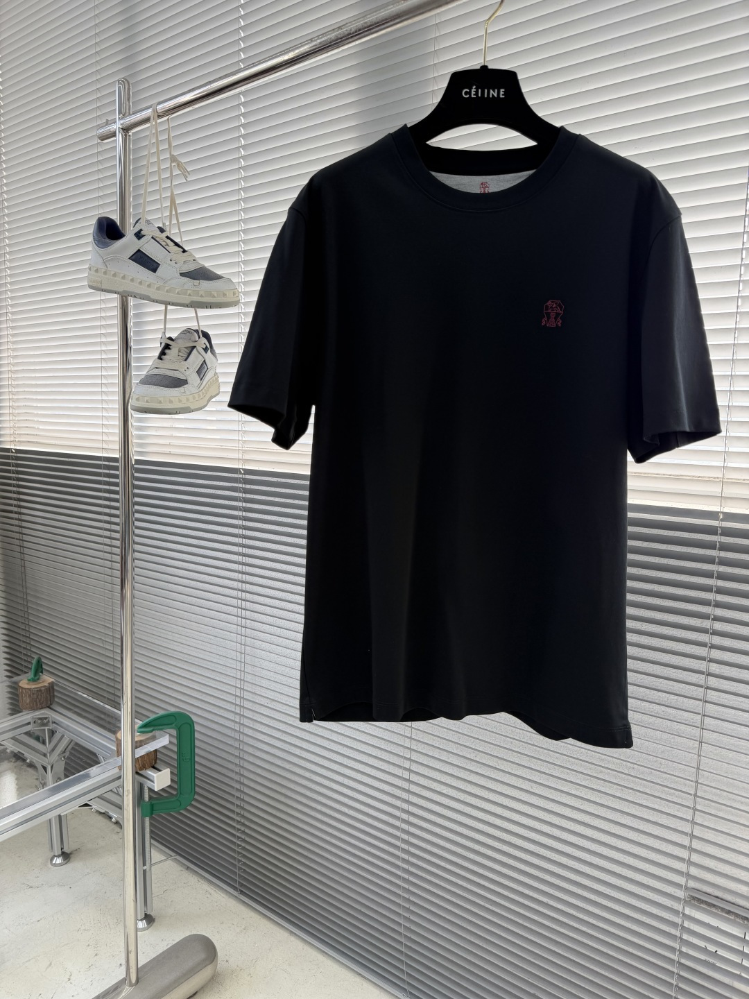 NO:743376,The highest version on the market, the girl will inspect the goods, trim the three marks on the threads, and ship the goods. You can post pictures and take videos. If you want quality or service, please add me on WeChat. We will not accept urgent orders. -BRUNELLO CUCINELLI 26 spring and summer new T-shirt  This basic BC T-shirt adheres to the brand's low-key and simple concept. It has a classic back-brand printed knitted turtle back splicing design. The short sleeves are made of cotton cover silk fabric. This fabric is skin-friendly and breathable, with smooth and cool lining. The texture is delicate and high-end, and the upper body is light and not sweaty. It has a soft and skin-friendly touch, no friction, and does not stick to the body when put on and taken off.  The breathable silk inner layer conducts heat quickly, making the upper body cool in summer and not easy to get stuffy when sweating. The fabric is fine and tight, not easy to pill, and the style is crisp and not collapsed. The brand's classic logo is printed on the chest, and the high-density ribbed neckline is washable and prevents loosening. There is nothing picky about it. It is the kind of classic style that you can wear every day without being deliberate!  Size 48 50 52 54 56 (M-3XL), men's clothing, brunello cucinelli, chanel, T-shirt, tees, t-shirt,19860909市面最高版本小妹验货、修剪线头上三标、发货可发图及拍视频,要品质要服务的加我微信,不接急单. -BRUNELLO CUCINELLI 26春夏新品T恤 BC家这款基础款T恤秉承品牌低调简约的理念,经典的后品牌印花针织龟背拼接设计,短袖采用棉盖丝面料,这款面料亲肤透气、内丝顺滑凉感,质感细腻显高级,上身轻透不闷汗.触感双优柔软亲肤、无摩擦感,穿脱不粘身凉感透气丝质内层导热快,夏季上身自带凉感,出汗不易闷湿.织面细腻紧实,不易起球,版型挺括不垮塌.胸前印上的品牌经典logo,高密度罗纹领口,耐洗防松懈.没有任何挑剔的地方.是那种不用刻意,任然每天穿的经典款式！ 码数48 50 52 54 56（M-3XL）,男装,brunello cucinelli,chanel,T-shirt,tees，t-shirt,,Women's clothing