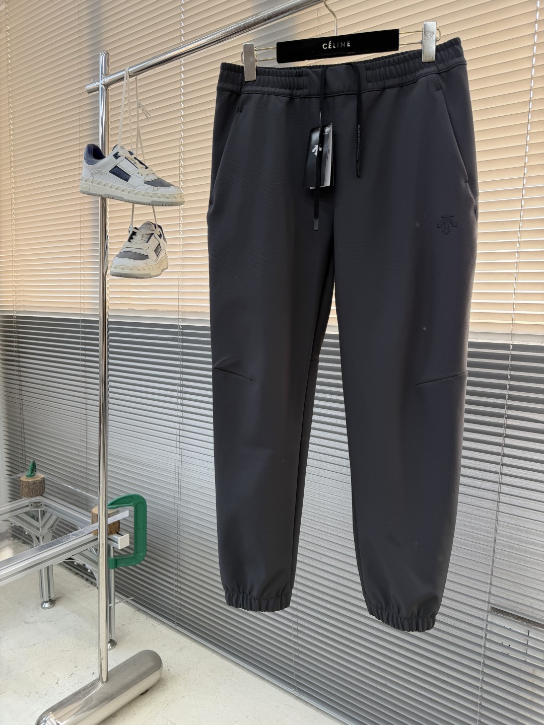 -DESCENT* 迪桑特 TRAINING系男士防水透湿梭织运动长裤面料采用梭织纳米小格复合伽马绒面料