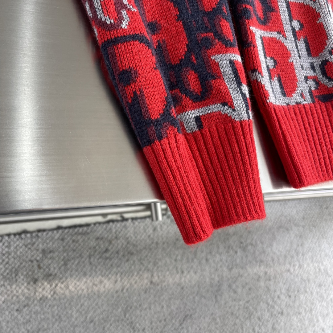 -Dio 25fw新款针织衫红色绵羊毛提花面料 Oblique 印花 这款针织衫突显 Dio 经典的 O