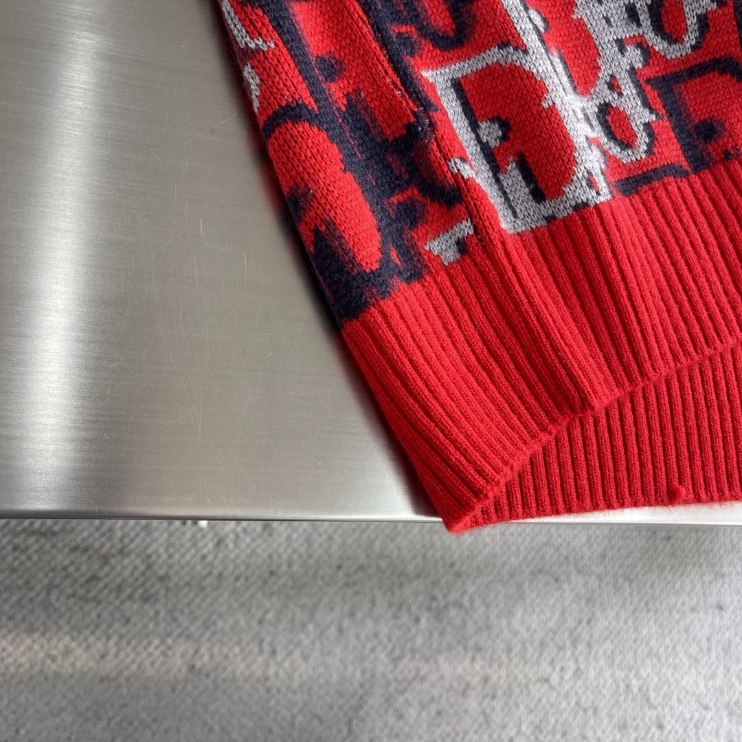 -Dio 25fw新款针织衫红色绵羊毛提花面料 Oblique 印花 这款针织衫突显 Dio 经典的 O