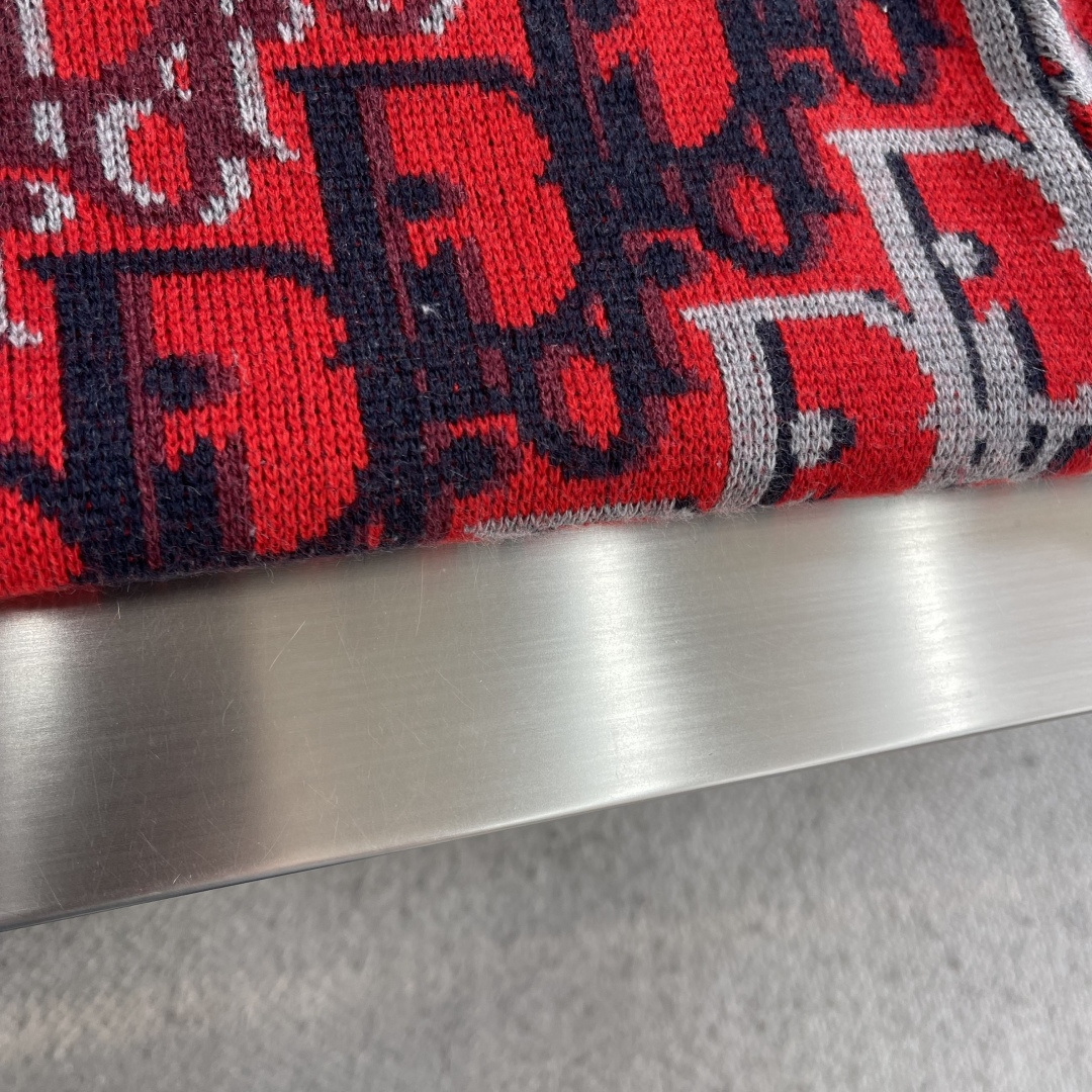 -Dio 25fw新款针织衫红色绵羊毛提花面料 Oblique 印花 这款针织衫突显 Dio 经典的 O