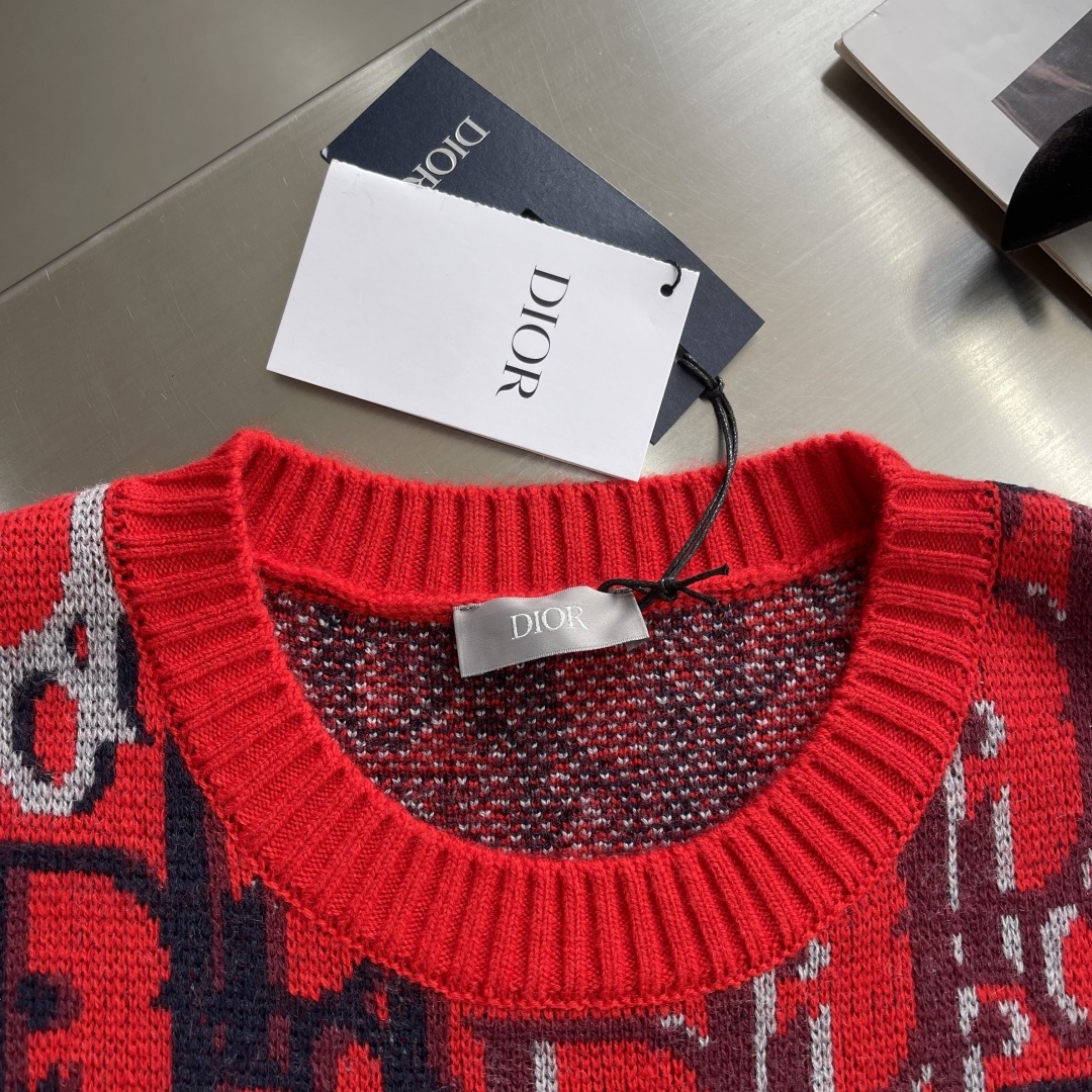-Dio 25fw新款针织衫红色绵羊毛提花面料 Oblique 印花 这款针织衫突显 Dio 经典的 O