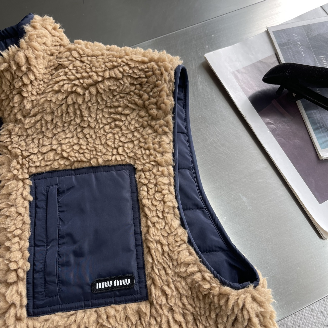 -miumiu 25fw新款技术性Pongé面料泰迪羽绒背心灵感源自90年代运动美学，这款羽绒背心采用混