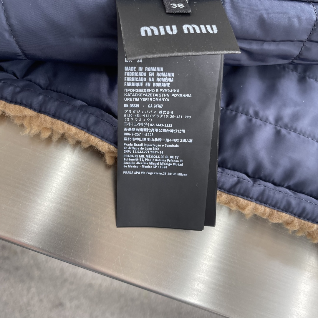 -miumiu 25fw新款技术性Pongé面料泰迪羽绒背心灵感源自90年代运动美学，这款羽绒背心采用混