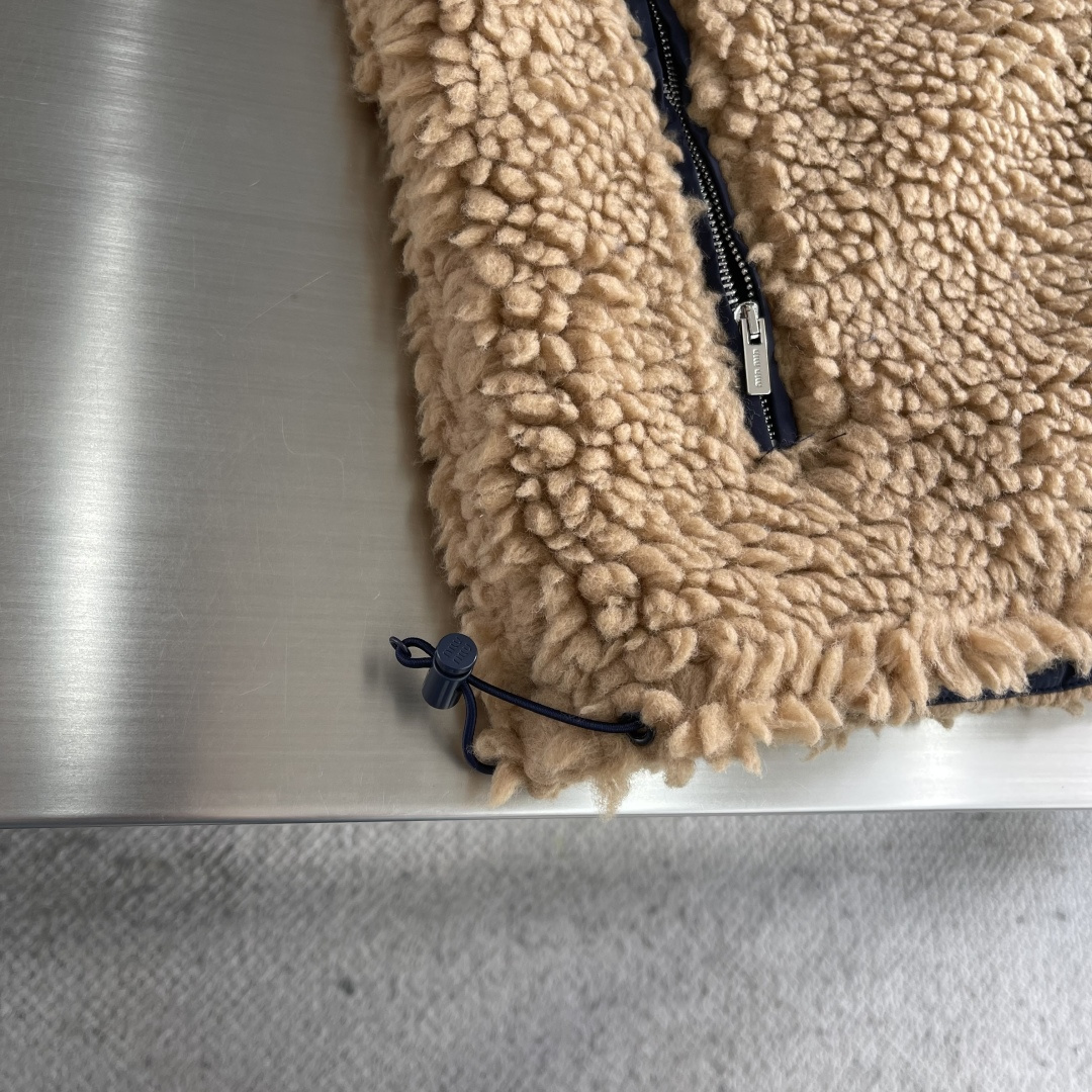 -miumiu 25fw新款技术性Pongé面料泰迪羽绒背心灵感源自90年代运动美学，这款羽绒背心采用混