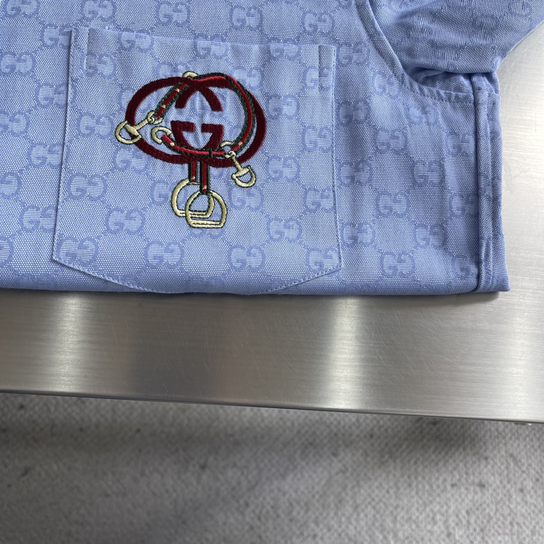 -GUCC 26ss新款中国新年系列饰刺绣GG牛津棉衬衫马术风格元素匠心点缀经典廓形，添注活力格调。这款