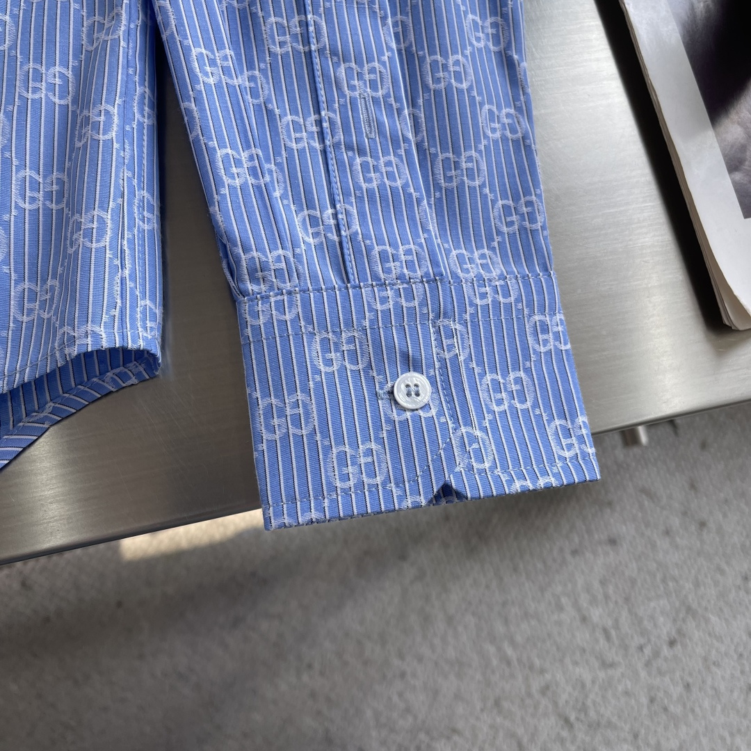 -GUCC 26ss新款提花衬衫 这款正装衬衫廓形简洁利落，巧妙贴合身型。尖领、长袖和隐藏式纽扣门襟更添