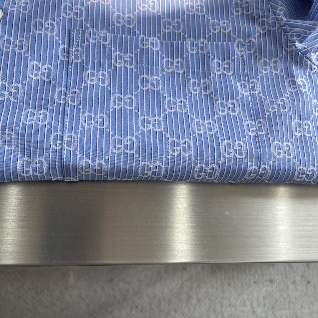 -GUCC 26ss新款提花衬衫 这款正装衬衫廓形简洁利落，巧妙贴合身型。尖领、长袖和隐藏式纽扣门襟更添