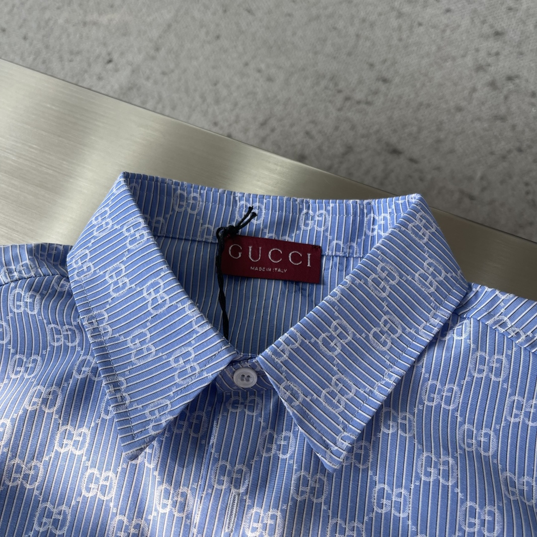 -GUCC 26ss新款提花衬衫 这款正装衬衫廓形简洁利落，巧妙贴合身型。尖领、长袖和隐藏式纽扣门襟更添