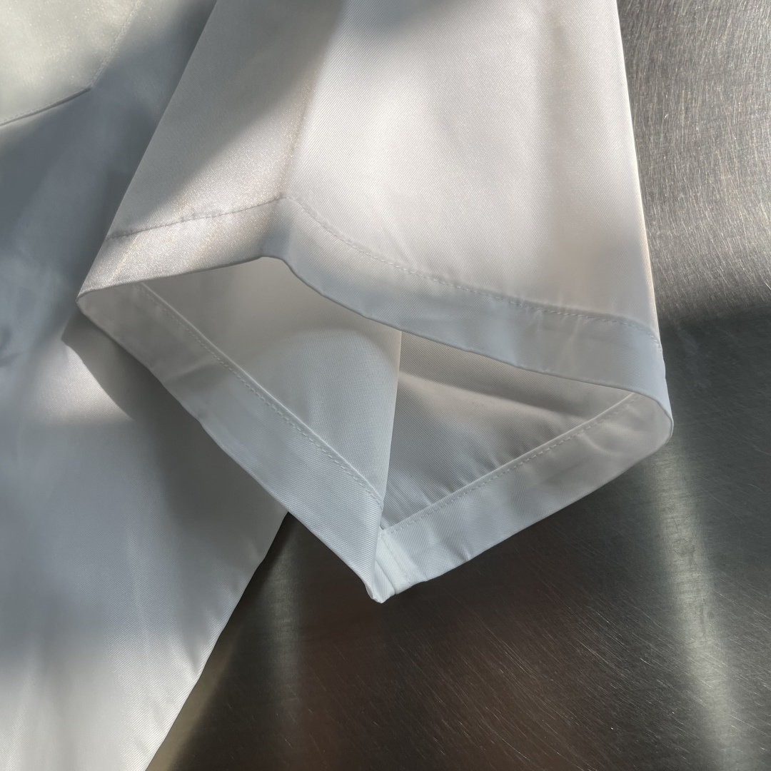 -PRAD 三角标短袖衬衫定制再生尼龙纱线面料 光滑细腻 舒适贴肤 一抹简约白 纯净如初 优雅自现 标志