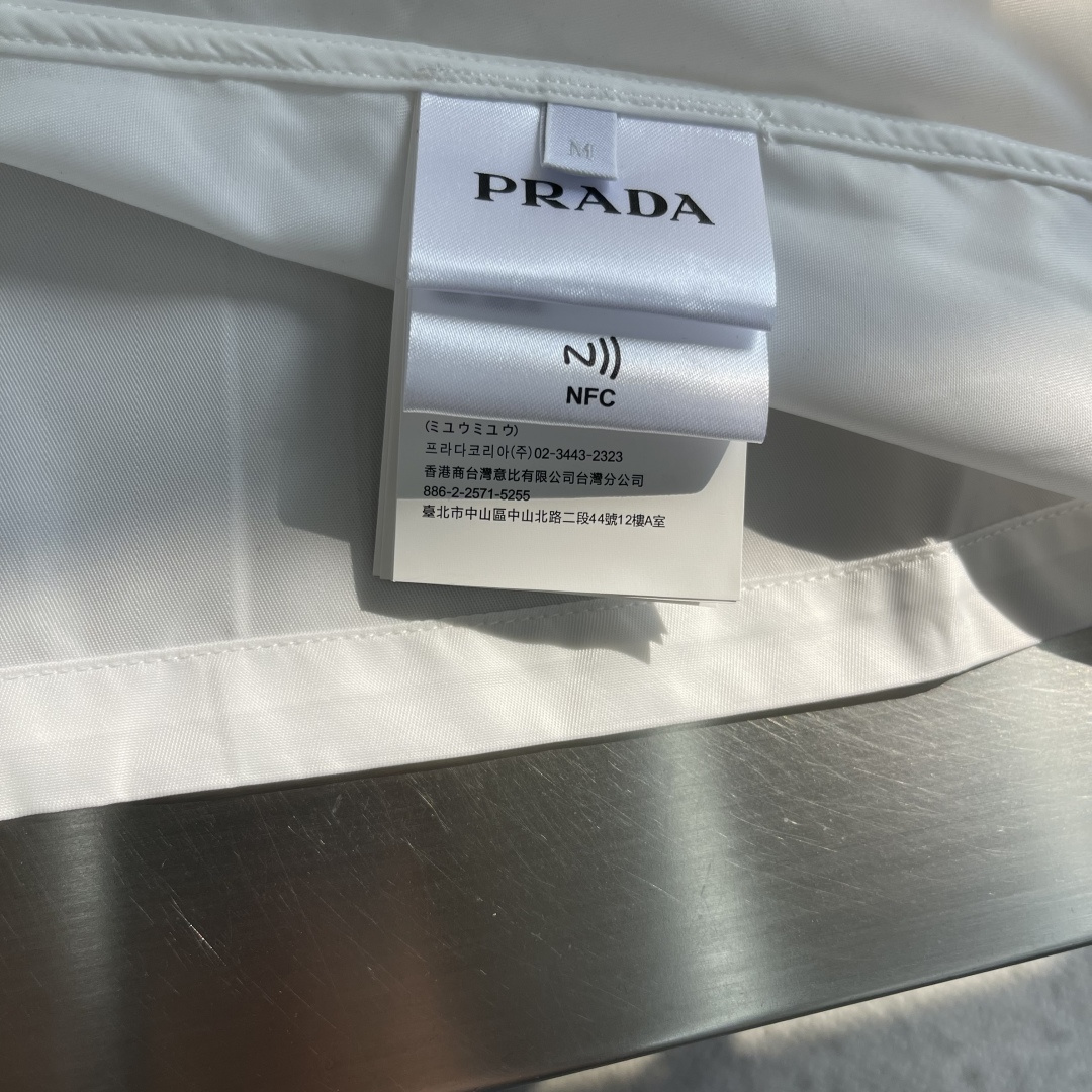 -PRAD 三角标短袖衬衫定制再生尼龙纱线面料 光滑细腻 舒适贴肤 一抹简约白 纯净如初 优雅自现 标志