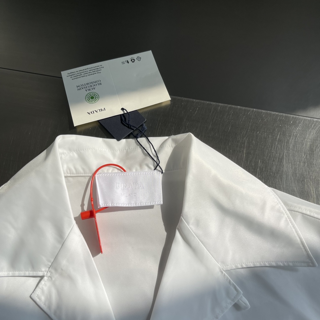 -PRAD 三角标短袖衬衫定制再生尼龙纱线面料 光滑细腻 舒适贴肤 一抹简约白 纯净如初 优雅自现 标志