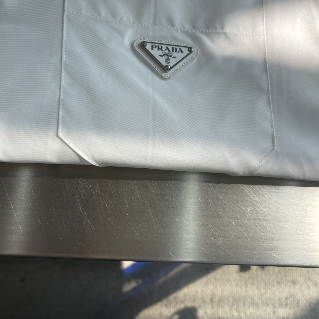 -PRAD 三角标短袖衬衫定制再生尼龙纱线面料 光滑细腻 舒适贴肤 一抹简约白 纯净如初 优雅自现 标志
