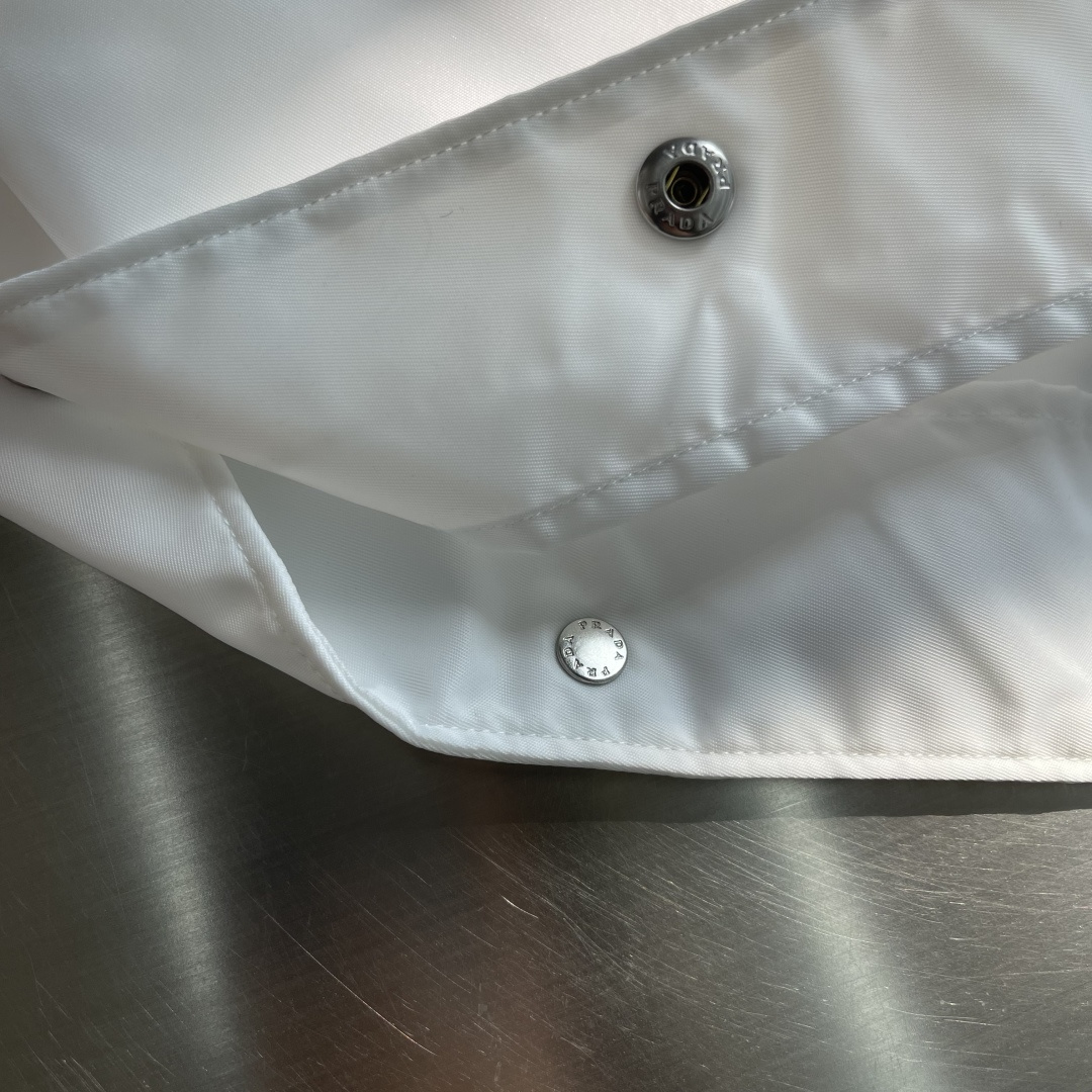 -PRAD 三角标短袖衬衫定制再生尼龙纱线面料 光滑细腻 舒适贴肤 一抹简约白 纯净如初 优雅自现 标志