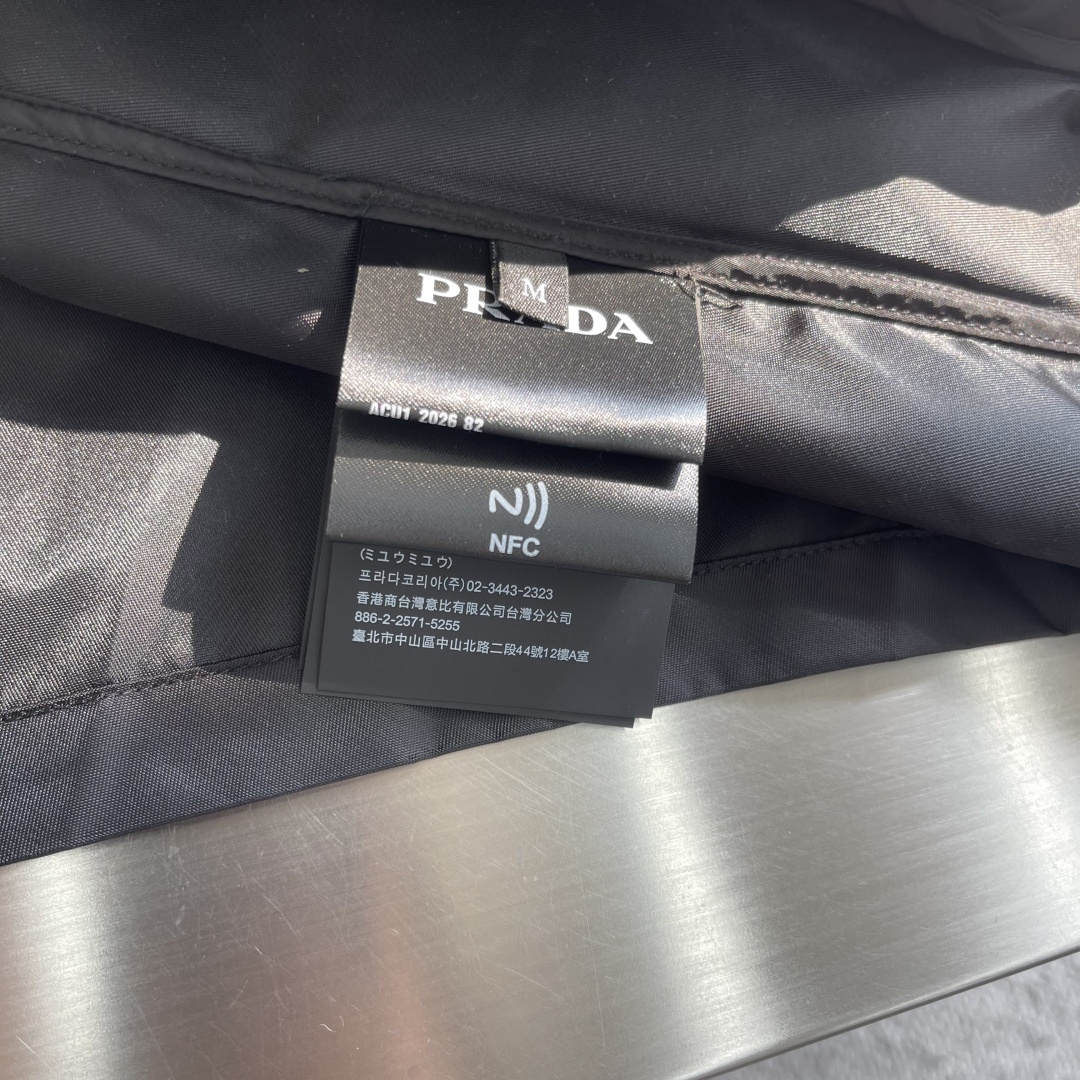 -PRAD 三角标短袖衬衫定制再生尼龙纱线面料 光滑细腻 舒适贴肤 一抹简约白 纯净如初 优雅自现 标志