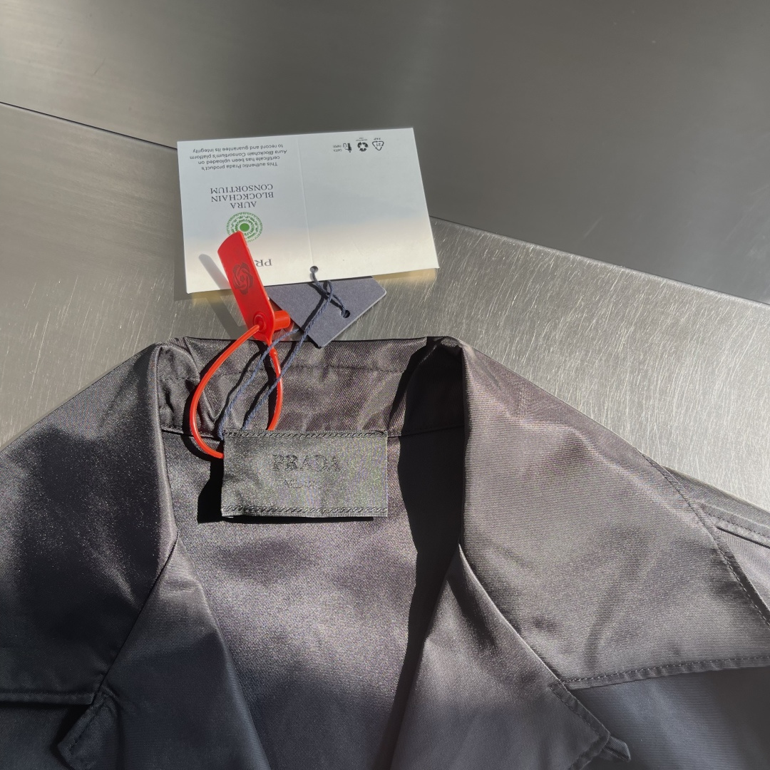 -PRAD 三角标短袖衬衫定制再生尼龙纱线面料 光滑细腻 舒适贴肤 一抹简约白 纯净如初 优雅自现 标志