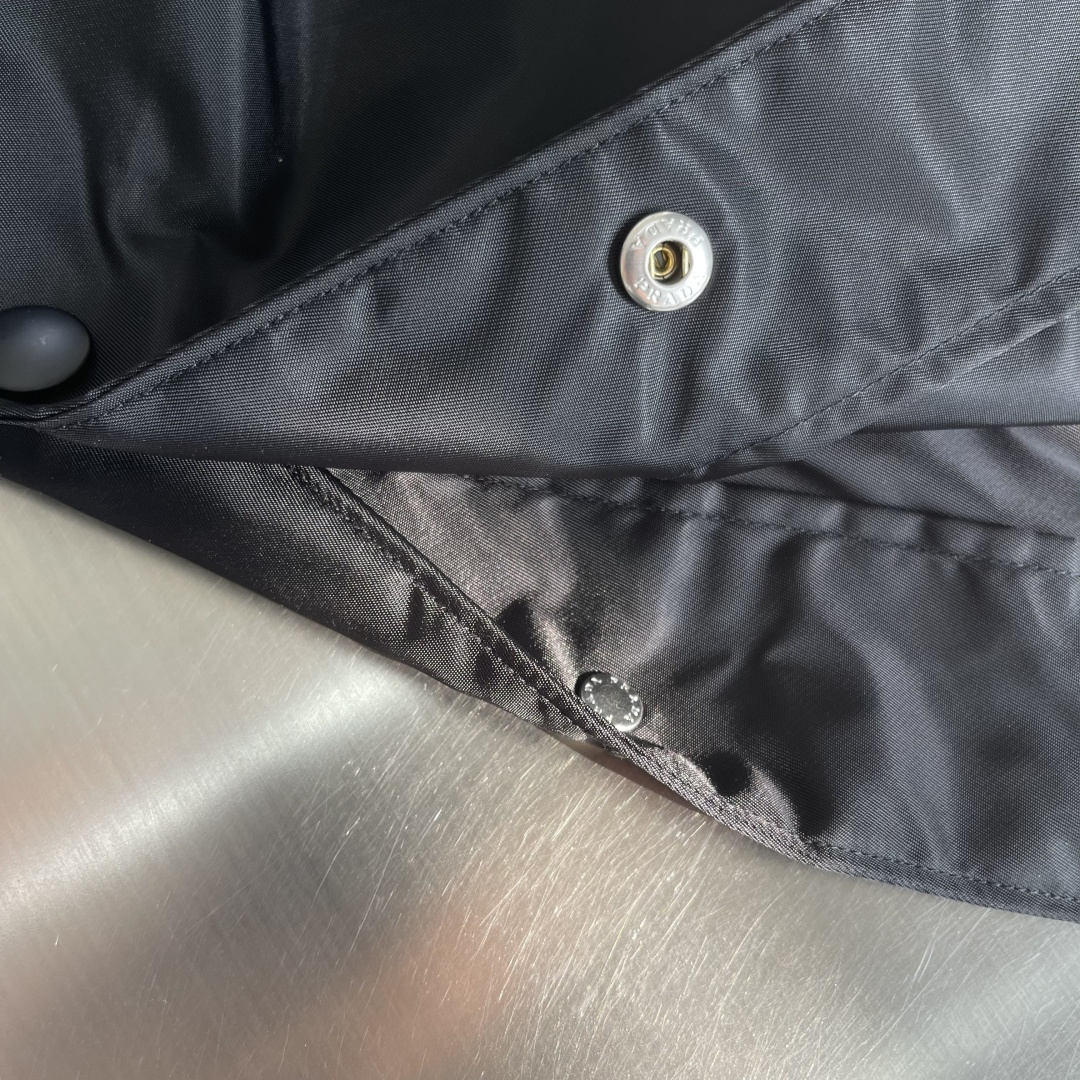 -PRAD 三角标短袖衬衫定制再生尼龙纱线面料 光滑细腻 舒适贴肤 一抹简约白 纯净如初 优雅自现 标志