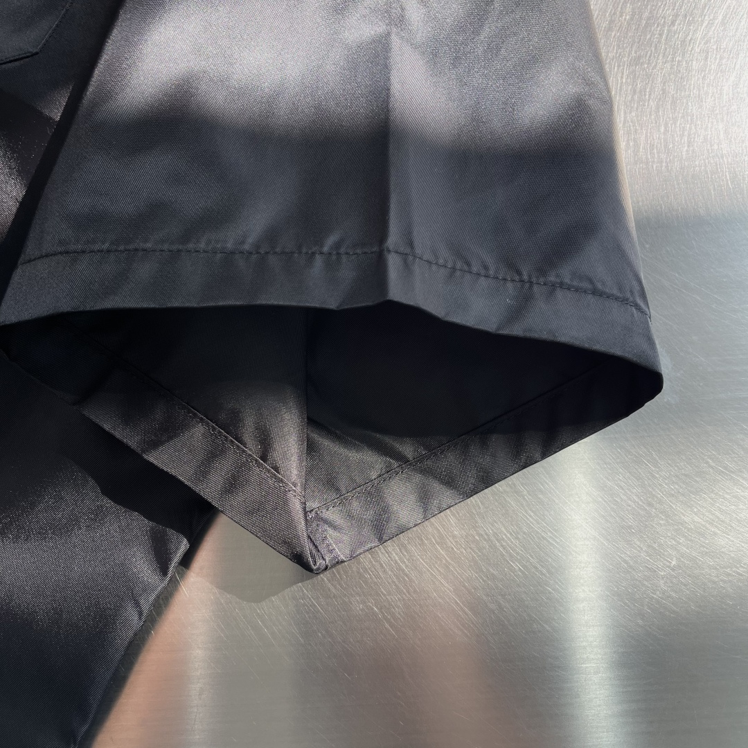 -PRAD 三角标短袖衬衫定制再生尼龙纱线面料 光滑细腻 舒适贴肤 一抹简约白 纯净如初 优雅自现 标志