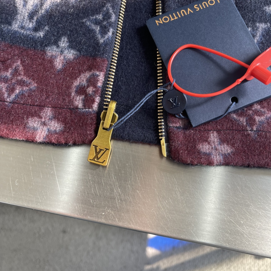 -驴牌 双面工装羊毛夹克定制奢柔双织高密羊绒蚕丝布（绵羊毛成分高达90%） 粗粝却柔软 扎实而蓬松 像被