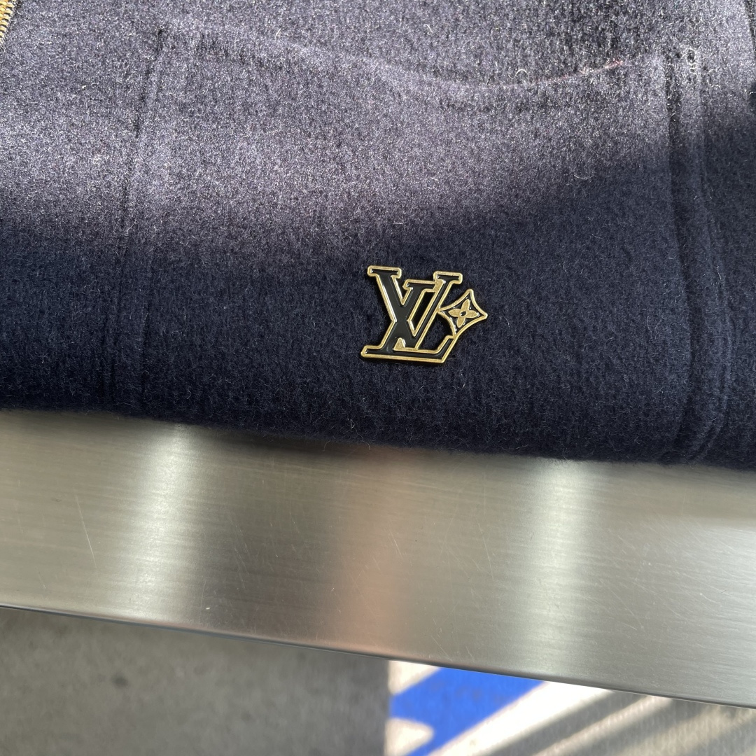 -驴牌 双面工装羊毛夹克定制奢柔双织高密羊绒蚕丝布（绵羊毛成分高达90%） 粗粝却柔软 扎实而蓬松 像被