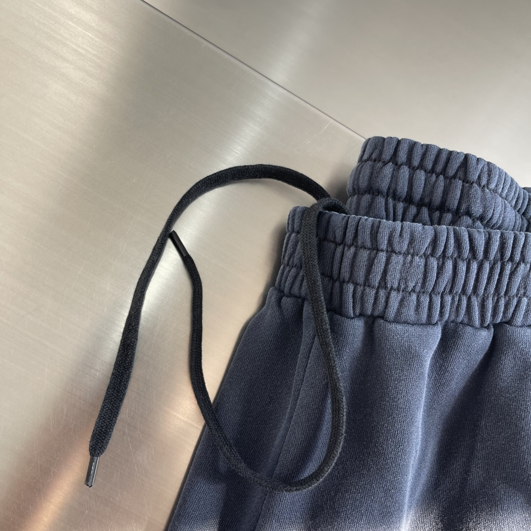 长裤。-Balenciag 胶带字母做旧长裤定制墨染云柔卫衣料 质感卓越 舒适贴肤 以浓郁而纯粹的洗水黑