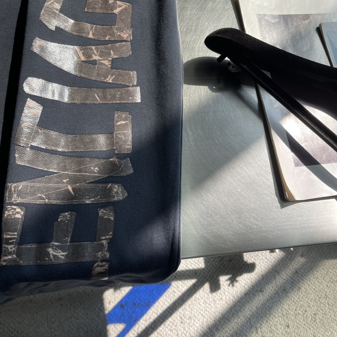长裤。-Balenciag 胶带字母做旧长裤定制墨染云柔卫衣料 质感卓越 舒适贴肤 以浓郁而纯粹的洗水黑