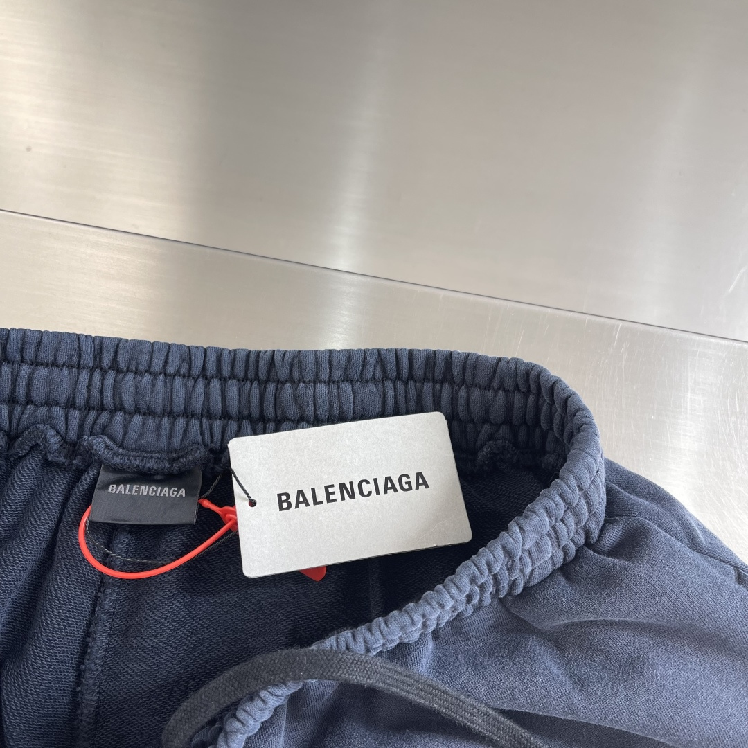 长裤。-Balenciag 胶带字母做旧长裤定制墨染云柔卫衣料 质感卓越 舒适贴肤 以浓郁而纯粹的洗水黑