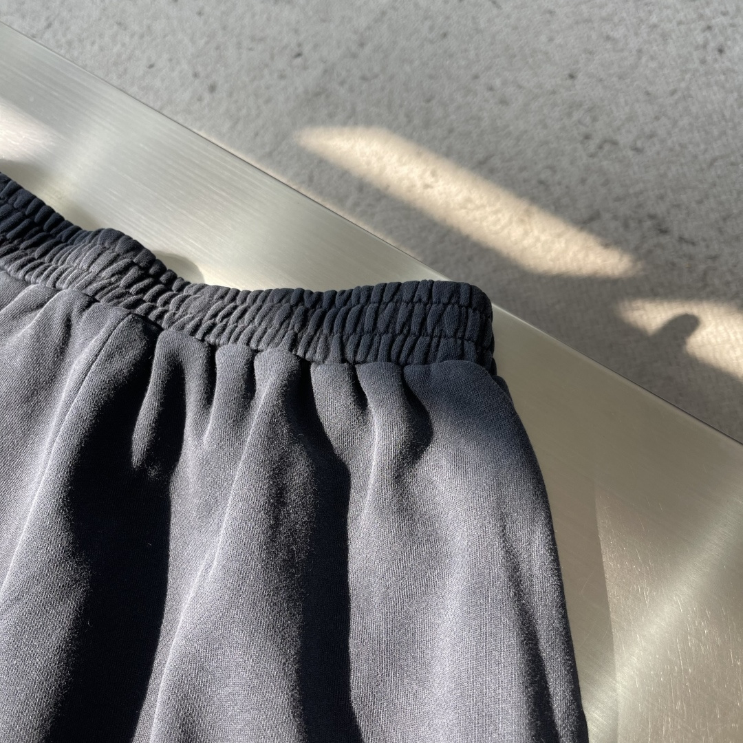 长裤。-Balenciag 胶带字母做旧长裤定制墨染云柔卫衣料 质感卓越 舒适贴肤 以浓郁而纯粹的洗水黑