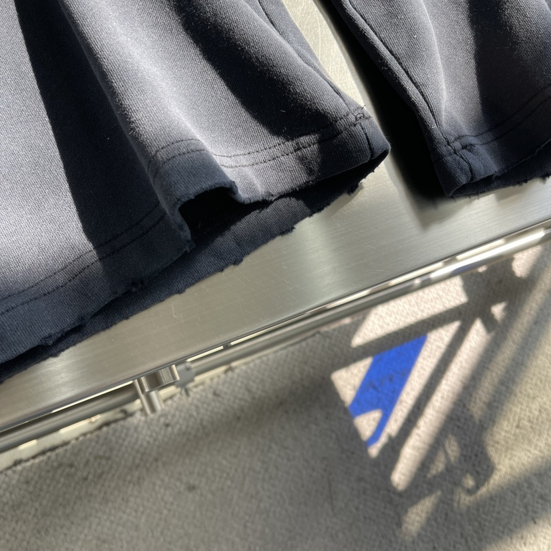 长裤。-Balenciag 胶带字母做旧长裤定制墨染云柔卫衣料 质感卓越 舒适贴肤 以浓郁而纯粹的洗水黑