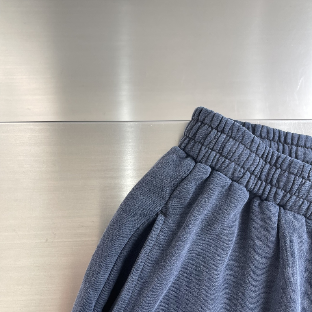 长裤。-Balenciag 胶带字母做旧长裤定制墨染云柔卫衣料 质感卓越 舒适贴肤 以浓郁而纯粹的洗水黑