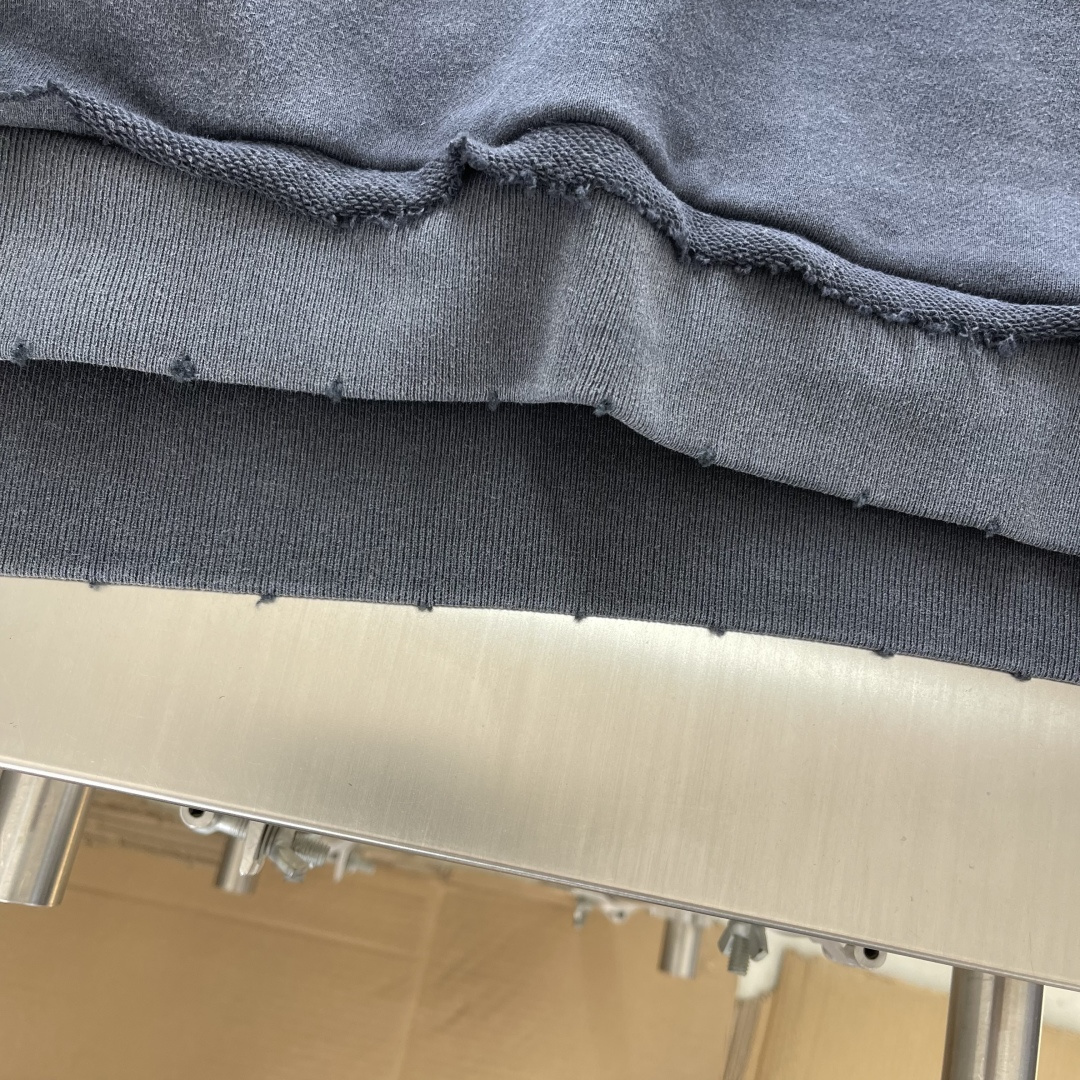 帽衫。-Balenciag 破洞口袋连帽卫衣定制墨染云柔卫衣料 质感卓越 舒适贴肤 以浓郁而纯粹的洗水黑