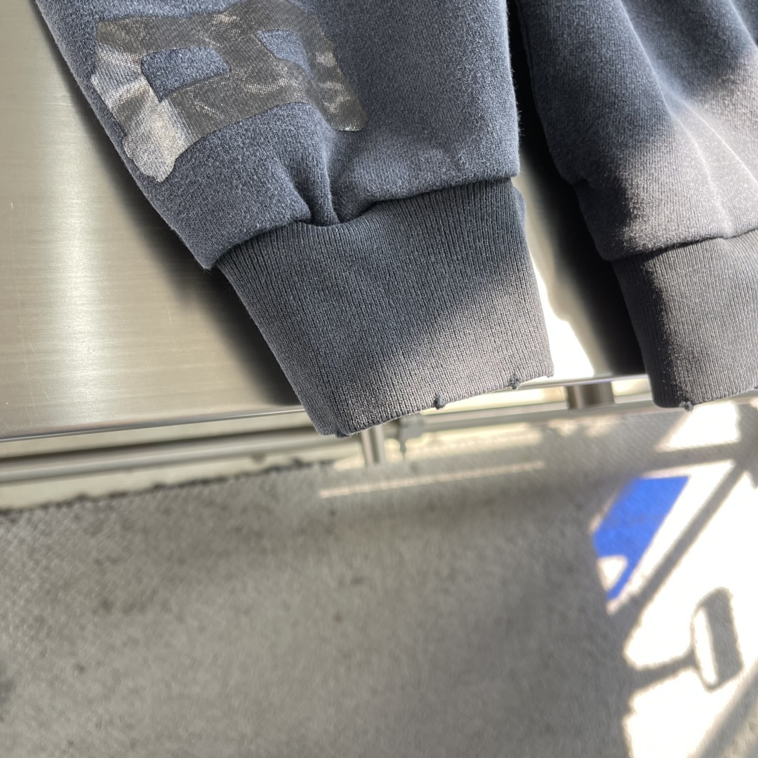 帽衫。-Balenciag 破洞口袋连帽卫衣定制墨染云柔卫衣料 质感卓越 舒适贴肤 以浓郁而纯粹的洗水黑