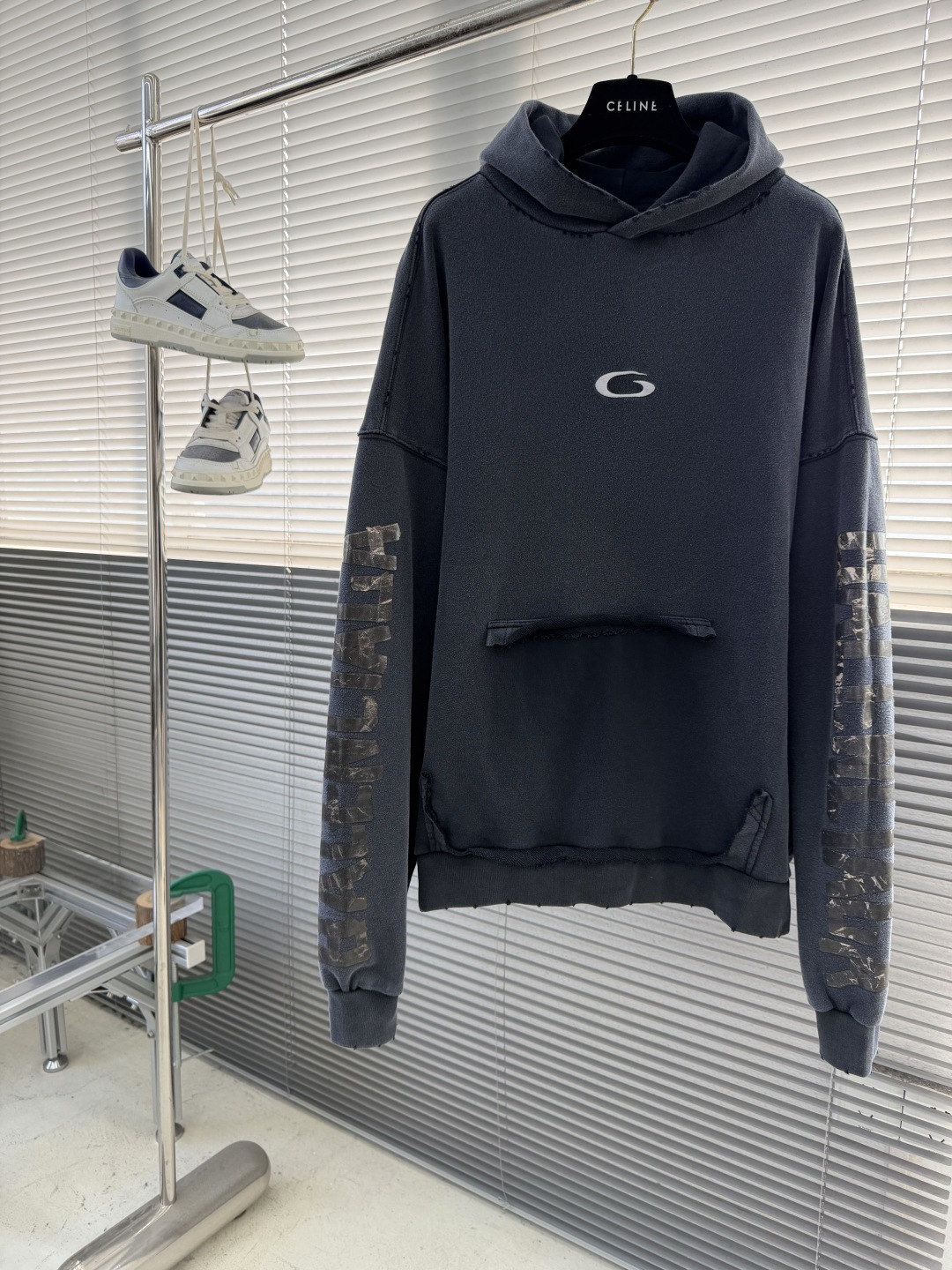 帽衫。-Balenciag 破洞口袋连帽卫衣定制墨染云柔卫衣料 质感卓越 舒适贴肤 以浓郁而纯粹的洗水黑