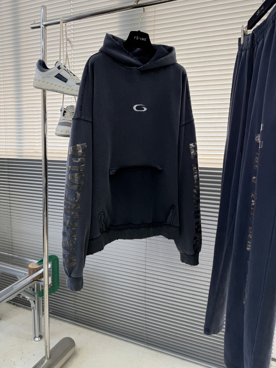 帽衫。-Balenciag 破洞口袋连帽卫衣定制墨染云柔卫衣料 质感卓越 舒适贴肤 以浓郁而纯粹的洗水黑