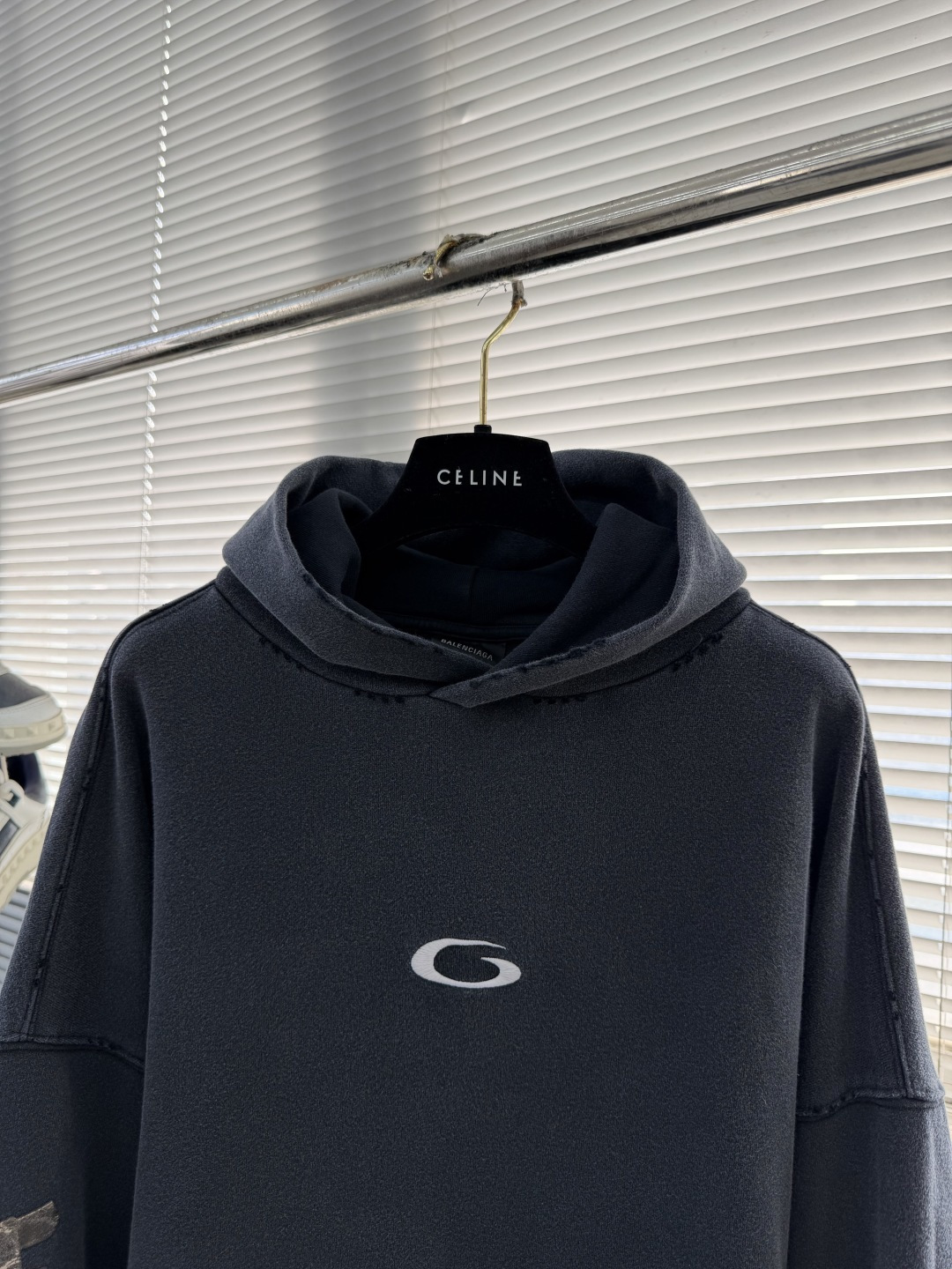 帽衫。-Balenciag 破洞口袋连帽卫衣定制墨染云柔卫衣料 质感卓越 舒适贴肤 以浓郁而纯粹的洗水黑