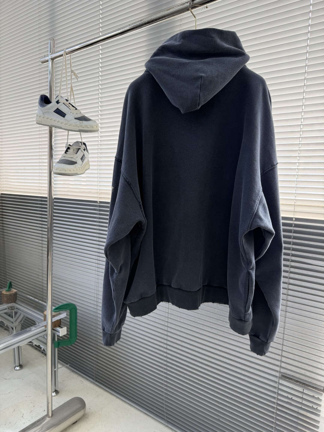 帽衫。-Balenciag 破洞口袋连帽卫衣定制墨染云柔卫衣料 质感卓越 舒适贴肤 以浓郁而纯粹的洗水黑