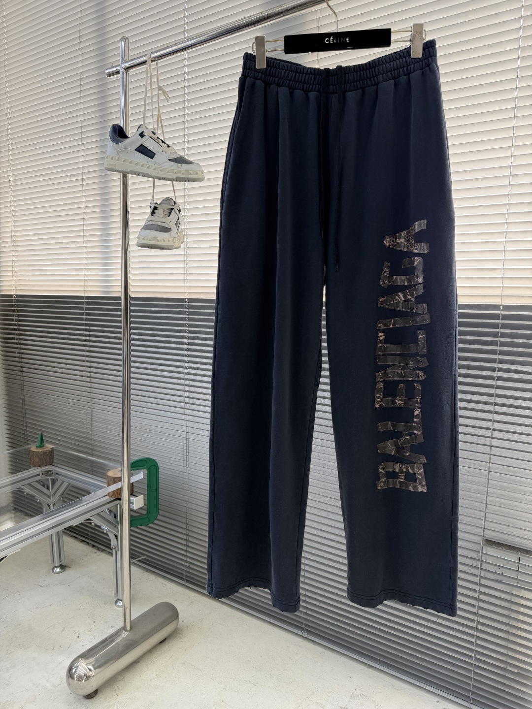 长裤。-Balenciag 胶带字母做旧长裤定制墨染云柔卫衣料 质感卓越 舒适贴肤 以浓郁而纯粹的洗水黑