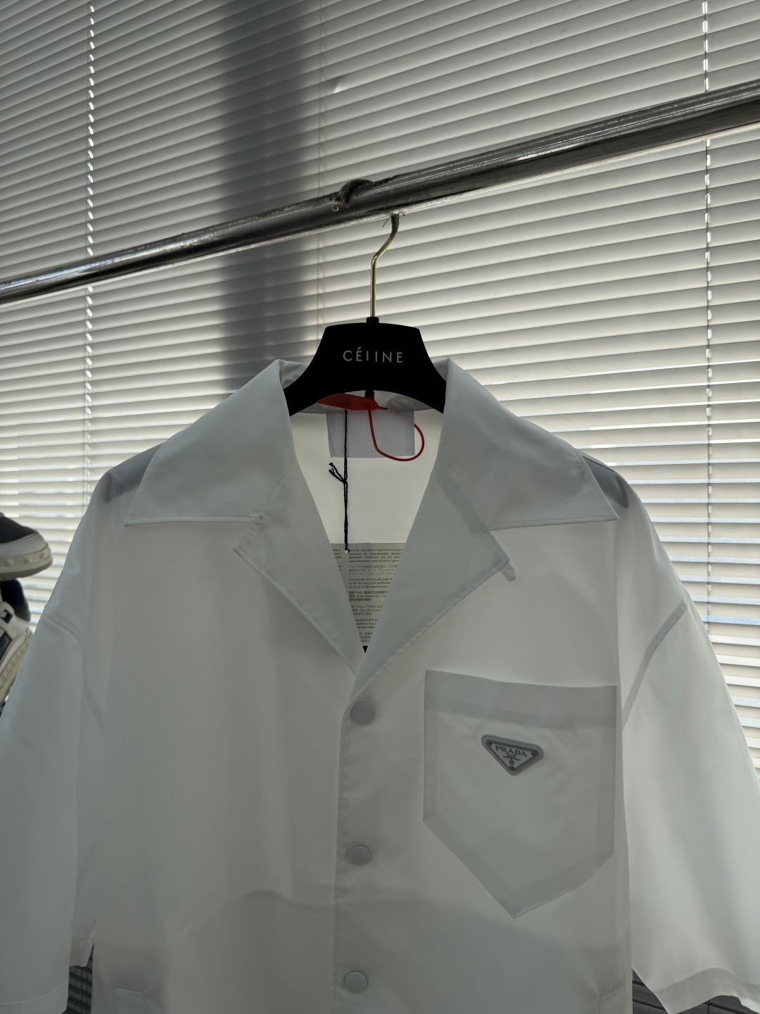 -PRAD 三角标短袖衬衫定制再生尼龙纱线面料 光滑细腻 舒适贴肤 一抹简约白 纯净如初 优雅自现 标志