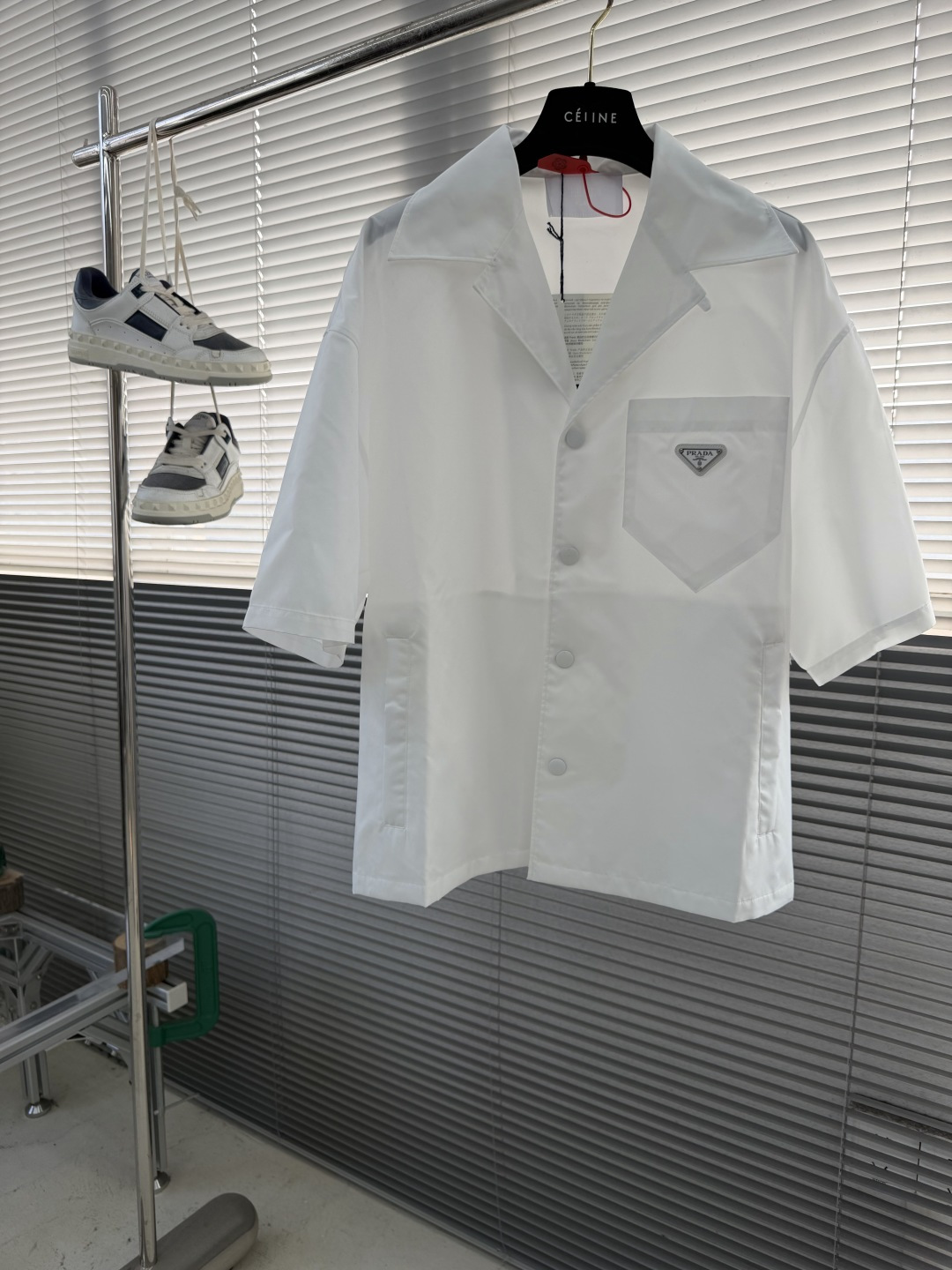 -PRAD 三角标短袖衬衫定制再生尼龙纱线面料 光滑细腻 舒适贴肤 一抹简约白 纯净如初 优雅自现 标志