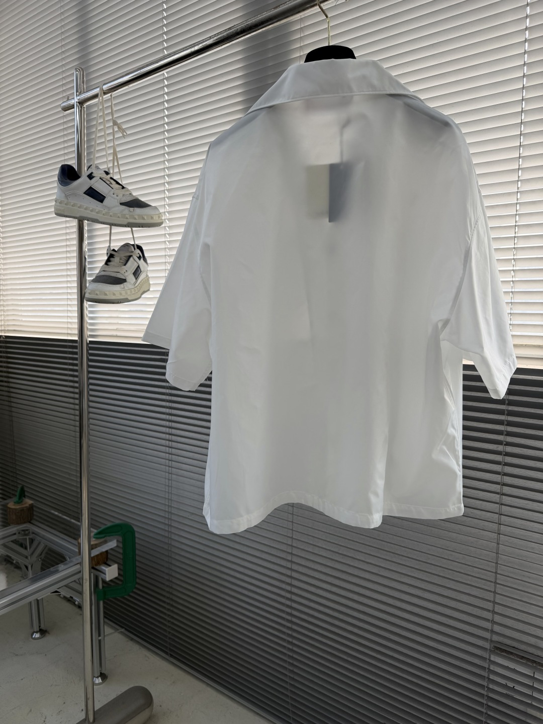 -PRAD 三角标短袖衬衫定制再生尼龙纱线面料 光滑细腻 舒适贴肤 一抹简约白 纯净如初 优雅自现 标志