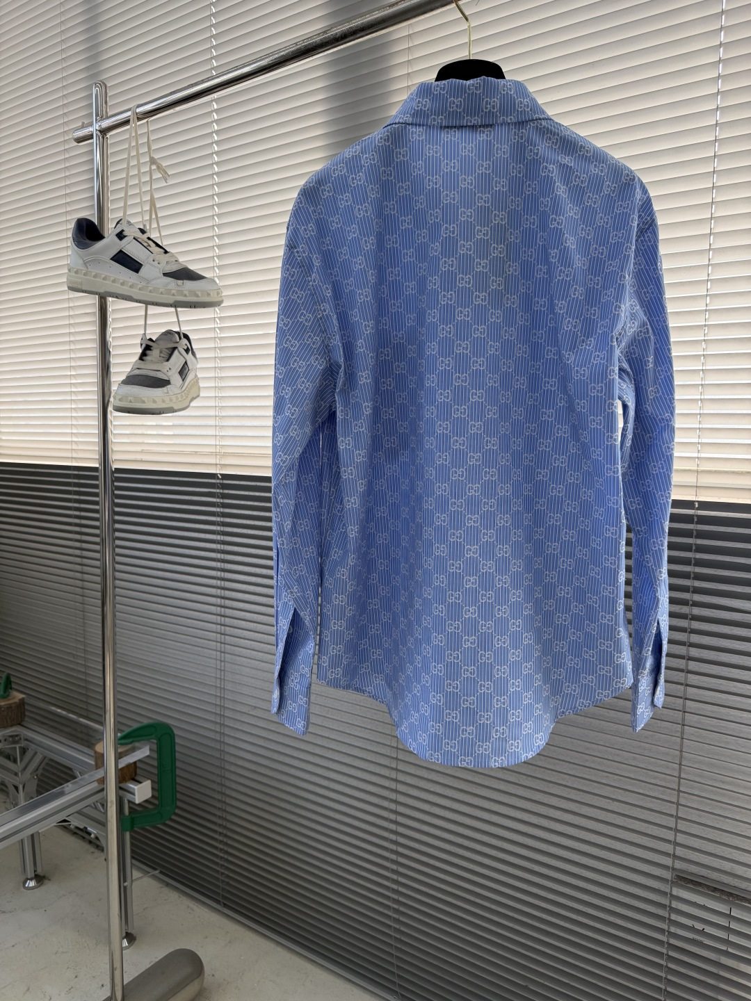 -GUCC 26ss新款提花衬衫 这款正装衬衫廓形简洁利落，巧妙贴合身型。尖领、长袖和隐藏式纽扣门襟更添