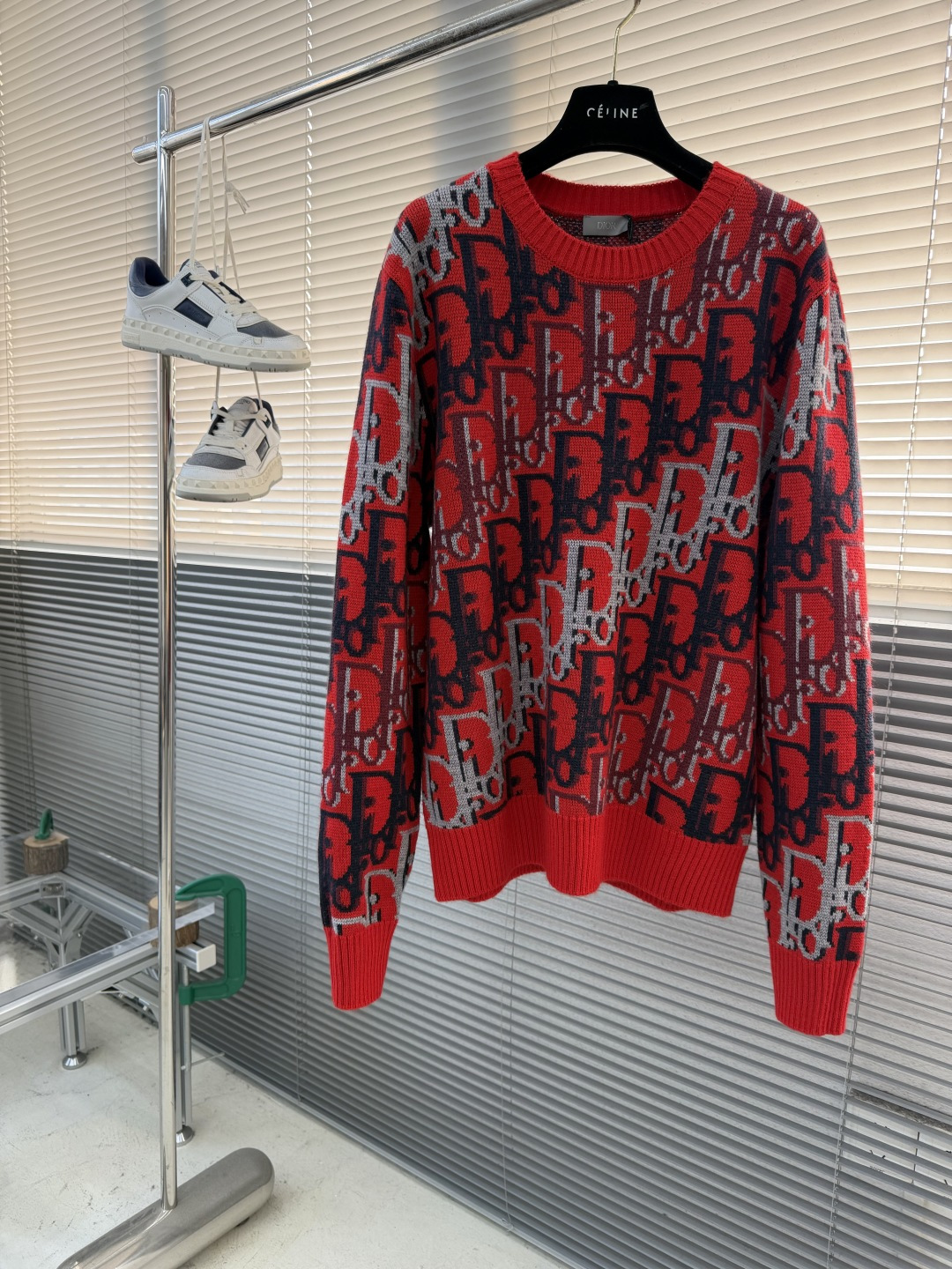 -Dio 25fw新款针织衫红色绵羊毛提花面料 Oblique 印花 这款针织衫突显 Dio 经典的 O